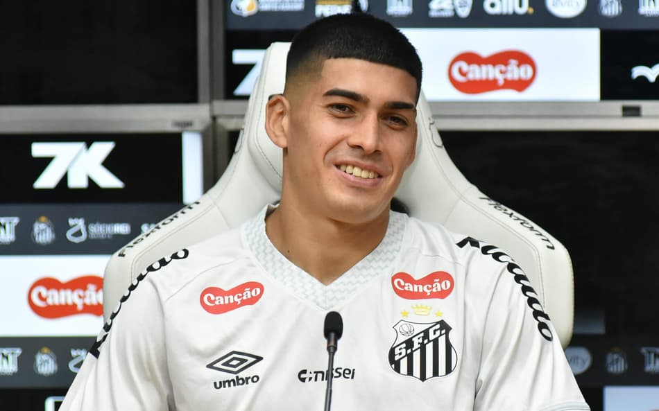 Adonis Frías será o novo camisa 98 do Santos. (Foto: Jota Erre/AGIF)