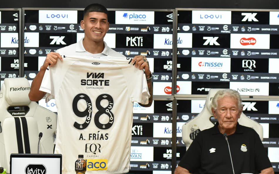 Adonis Frías será o novo camisa 98 do Santos. Ele foi apresentado ao lado do ex-goleiro Lalá. (Foto: Jota Erre/AGIF)