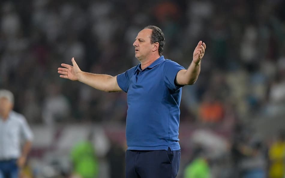 Rogério Ceni gesticula à beira do campo no Maracanã (Foto: Thiago Ribeiro/AGIF)