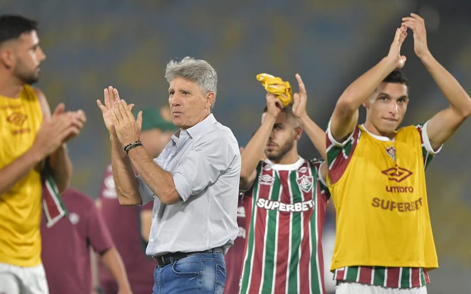 Renato Gaúcho aplaude torcida do Fluminense (Foto: Thiago Ribeiro/AGIF)
