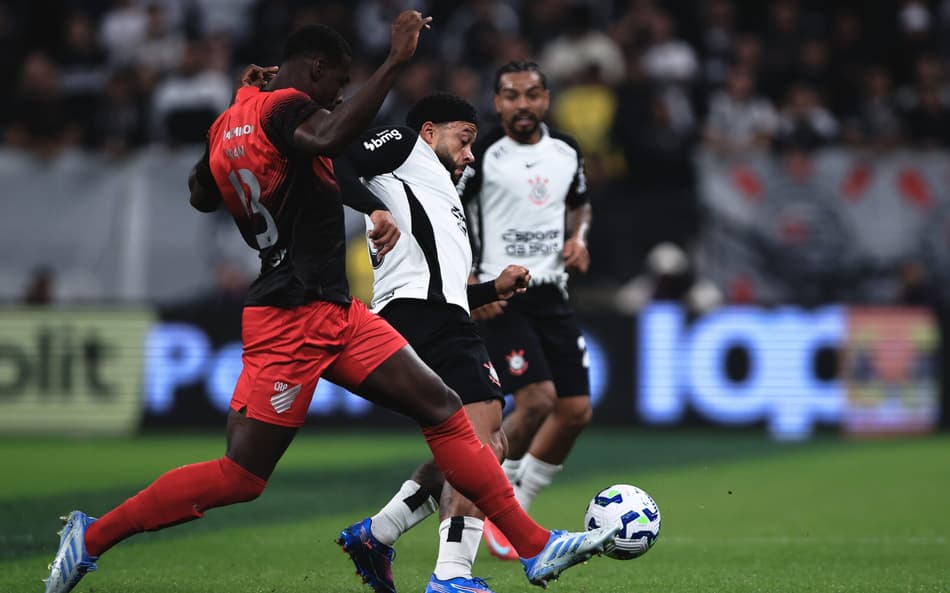 Memphis Depay jogador do Corinthians disputa lance com Carlos Teran jogador do Athletico-PR durante partida na Neo Química Arena pela Copa Do Brasil 2025. (Foto: Ettore Chiereguini/AGIF)