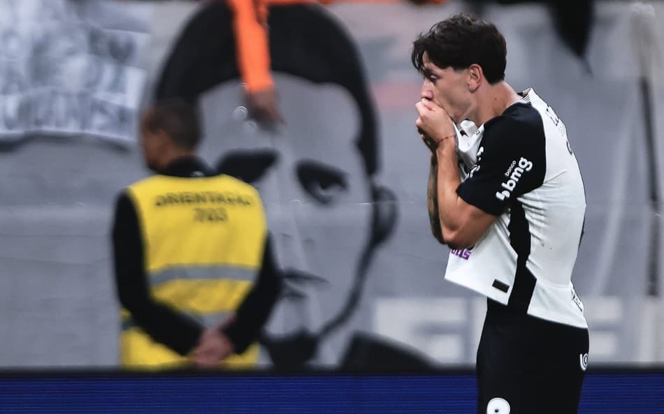 Rodrigo Garro celebra gol do Corinthians na partida contra o Athletico-PR (Foto: Ettore Chiereguini/AGIF)