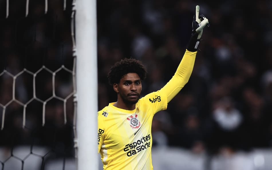 Hugo Souza é o grande destaque da defesa do Corinthians (Foto: Ettore Chiereguini/AGIF)
