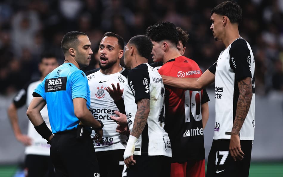 Davi de Oliveira Lacerda contou com ajuda do VAR em Corinthians x Athletico (Foto: Ettore Chiereguini/AGIF)