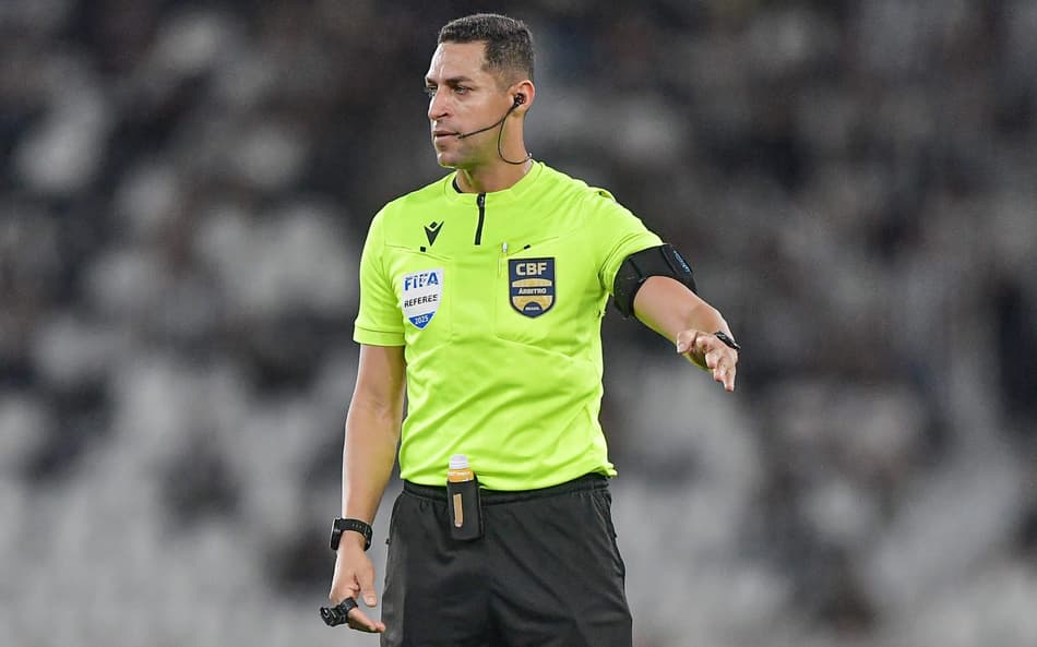 Rodrigo José Pereira de Lima foi o árbitro de Botafogo x Vasco (Foto: Jorge Rodrigues/AGIF)