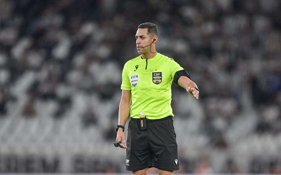 Rodrigo José Pereira de Lima foi o árbitro de Botafogo x Vasco (Foto: Jorge Rodrigues/AGIF)