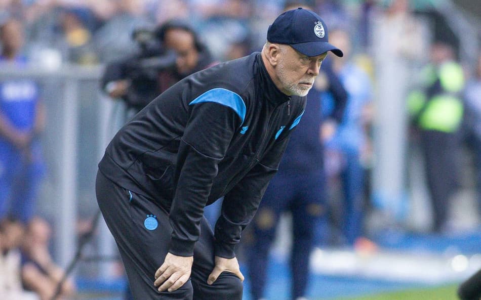 Mano Menezes durante a derrota do Grêmio para o Mirassol. (Foto: Maxi Franzoi/AGIF)
