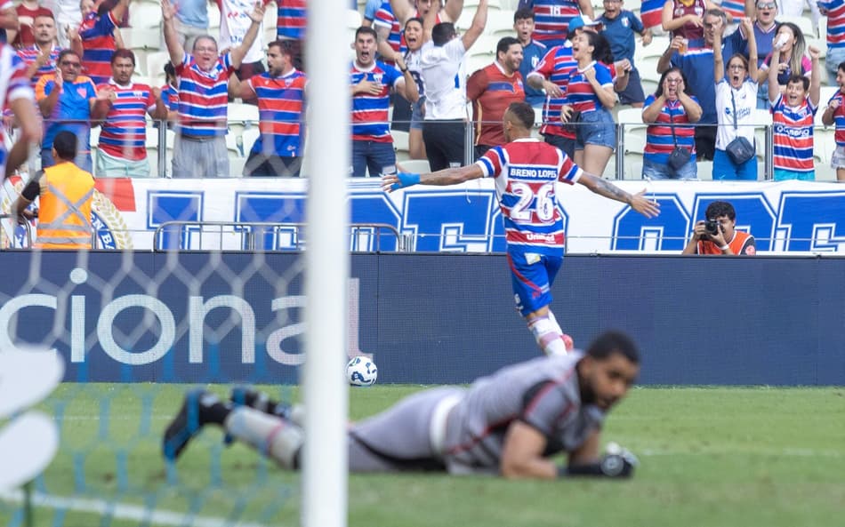 Breno Lopes comemora gol contra o Vitória (Foto: Lucas Emanuel/AGIF)