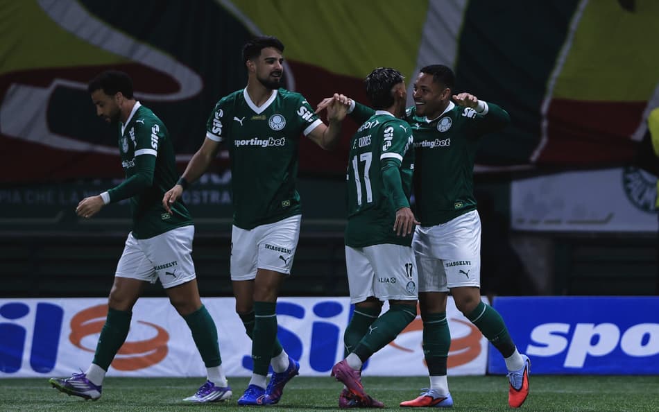 Palmeiras celebra gol de Vitor Roque contra o Inter (Foto: Ettore Chiereguini/AGIF)