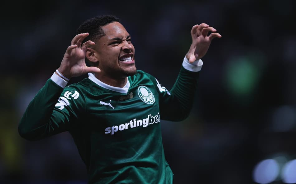 VItor Roque, atacante do Palmeiras, comemora gol