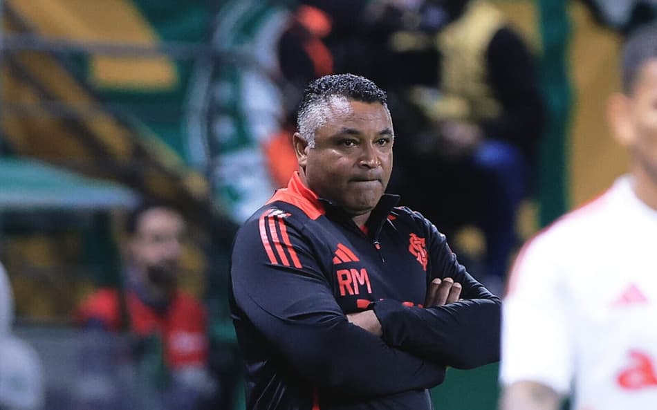 Roger Machado na partida contra o Palmeiras no Brasileirão