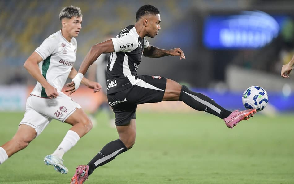 Vitinho x Facundo Bernal em Fluminense x Corinthians (Foto: Thiago Ribeiro/AGIF)