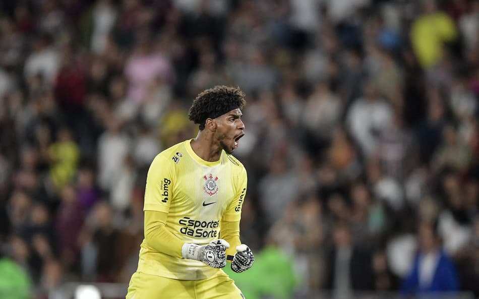 Hugo Souza vibra durante Fluminense x Corinthians (Foto: Thiago Ribeiro/AGIF)