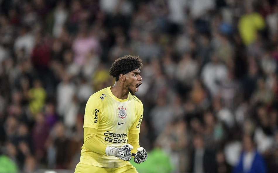 Hugo Souza vibra durante Fluminense x Corinthians (Foto: Thiago Ribeiro/AGIF)