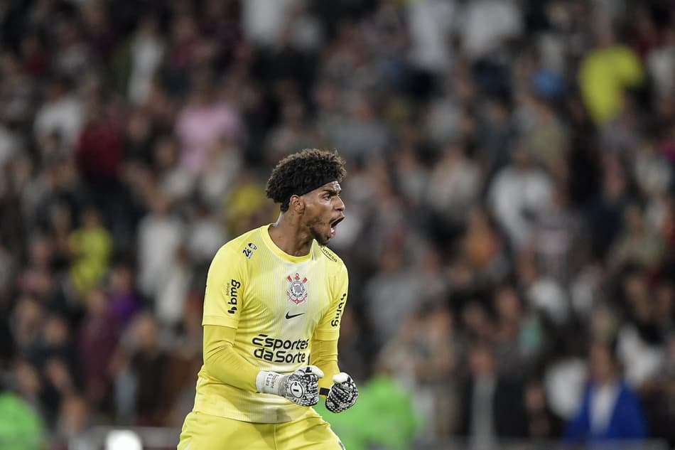 Hugo Souza vibra durante Fluminense x Corinthians (Foto: Thiago Ribeiro/AGIF)