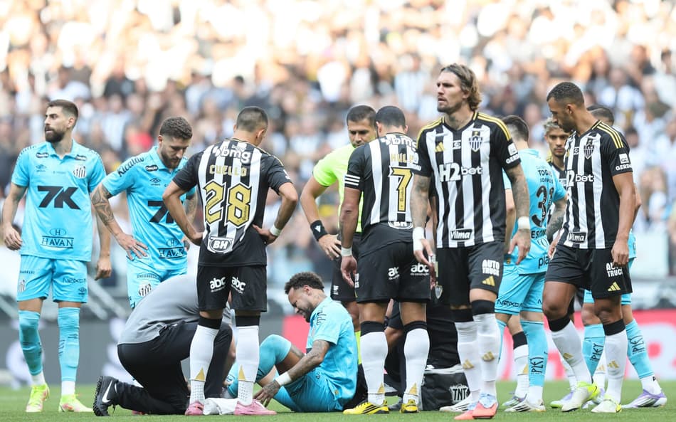 Neymar no chão em partida do Santos contra o Atlético-MG (Foto: Gilson Lobo/AGIF)