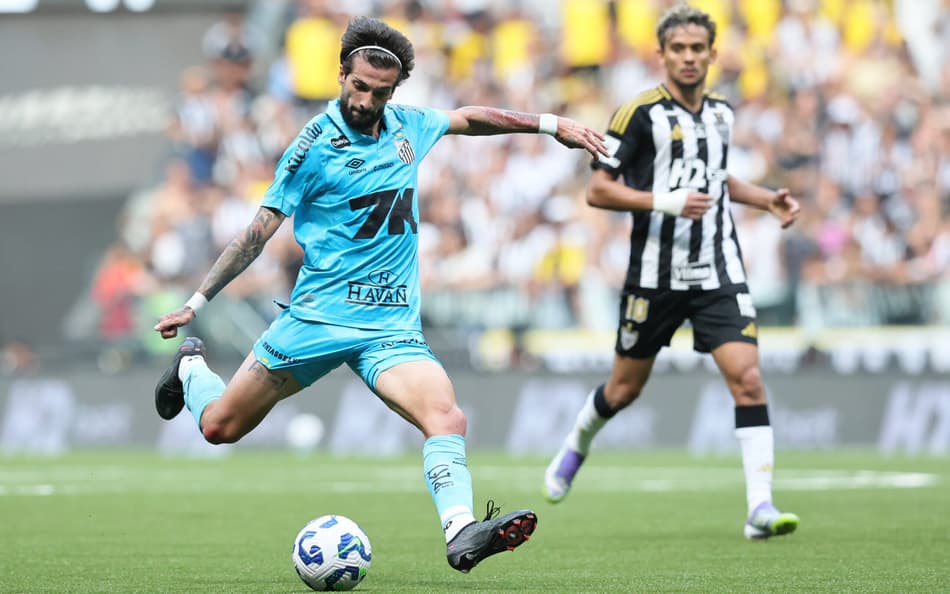 Lautaro Díaz fez a estreia pelo Santos no duelo diante do Atlético-MG. (Foto: Gilson Lobo/AGIF)