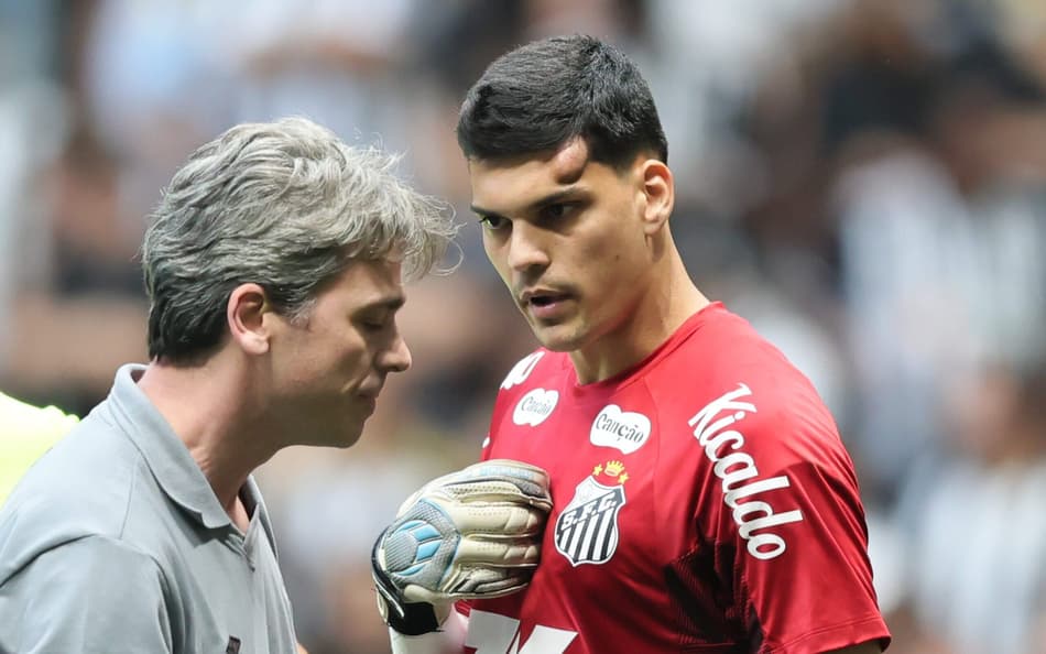 Brazão com galo na cabeça em lesão sofrida no jogo com o Atlético-MG (Foto: Gilson Lobo/AGIF)