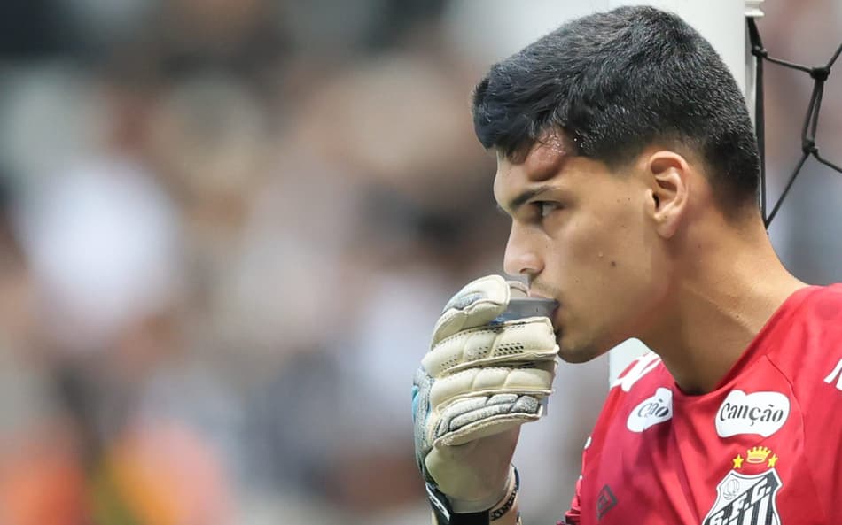 Gabriel Brazão deixou o gramado de ambulância durante o duelo entre o Santos e o Atlético-MG. (Foto: Gilson Lobo/AGIF)