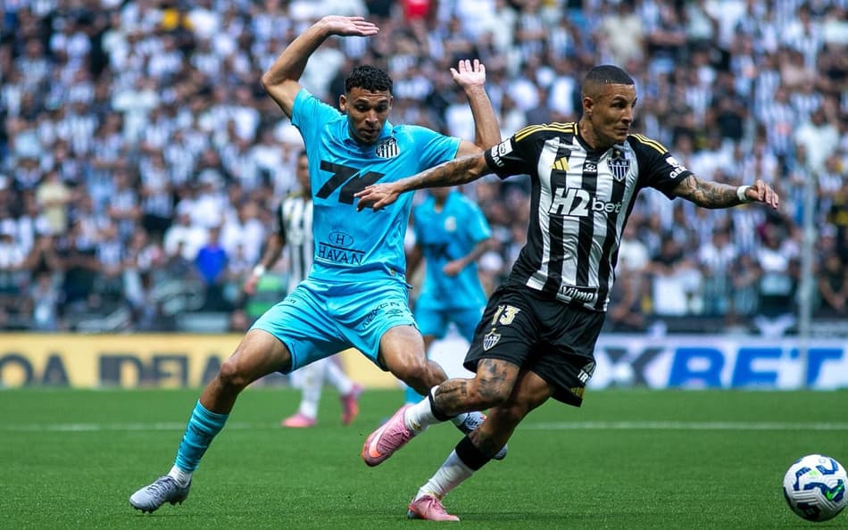 Guilherme Arana em partida do Atlético-MG contra o Santos (Foto: Fernando Moreno/AGIF)