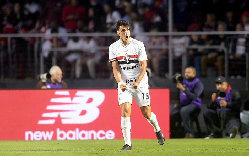 Dinenno comemora gol do São Paulo diante do Botafogo (Foto: Alan Morici/AGIF)