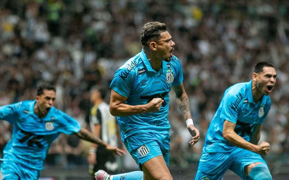 Tiquinho Soares empata o jogo para o Santos diante do Atlético-MG. (Foto: Fernando Moreno/AGIF)