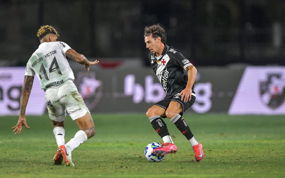 Partida entre Vasco e Ceará, pelo Brasileirão (Foto: Thiago Ribeiro/AGIF)