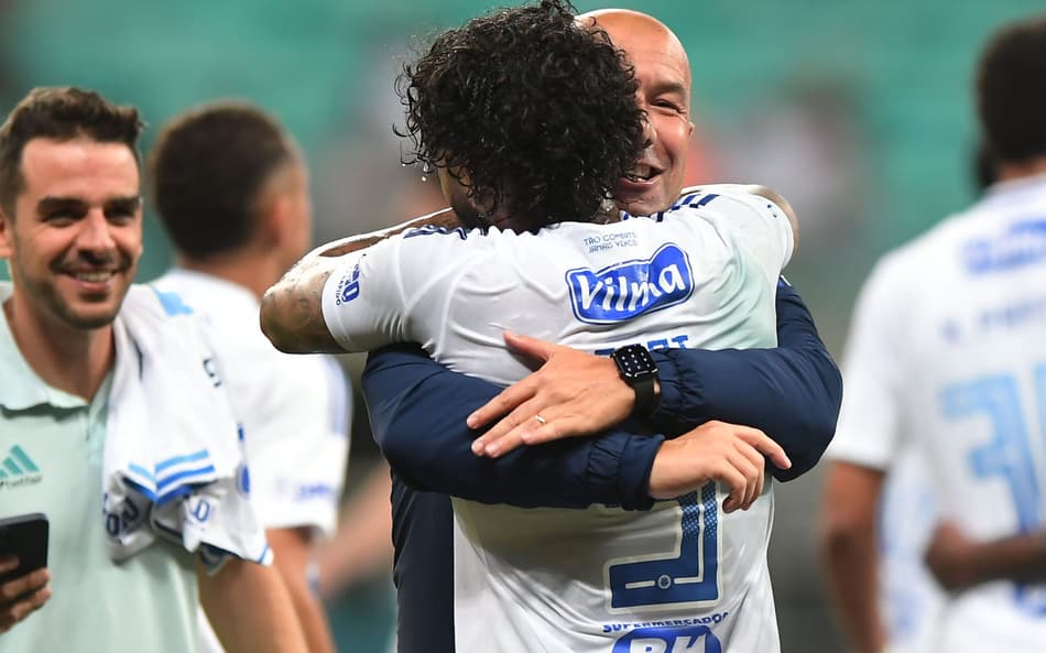 Leonardo Jardim abraça Gabigol na Fonte Nova (Foto: Jhony Pinho/AGIF)