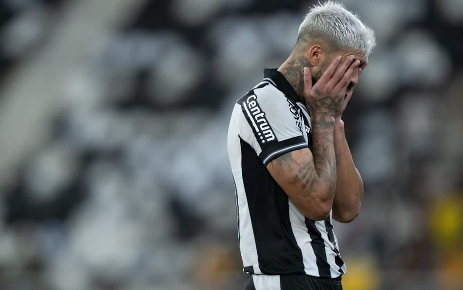 Alexander Barboza lamentando durante Botafogo x Mirassol (Foto: Jorge Rodrigues/AGIF)