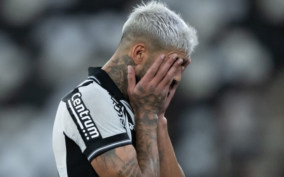 Alexander Barboza lamentando durante Botafogo x Mirassol (Foto: Jorge Rodrigues/AGIF)