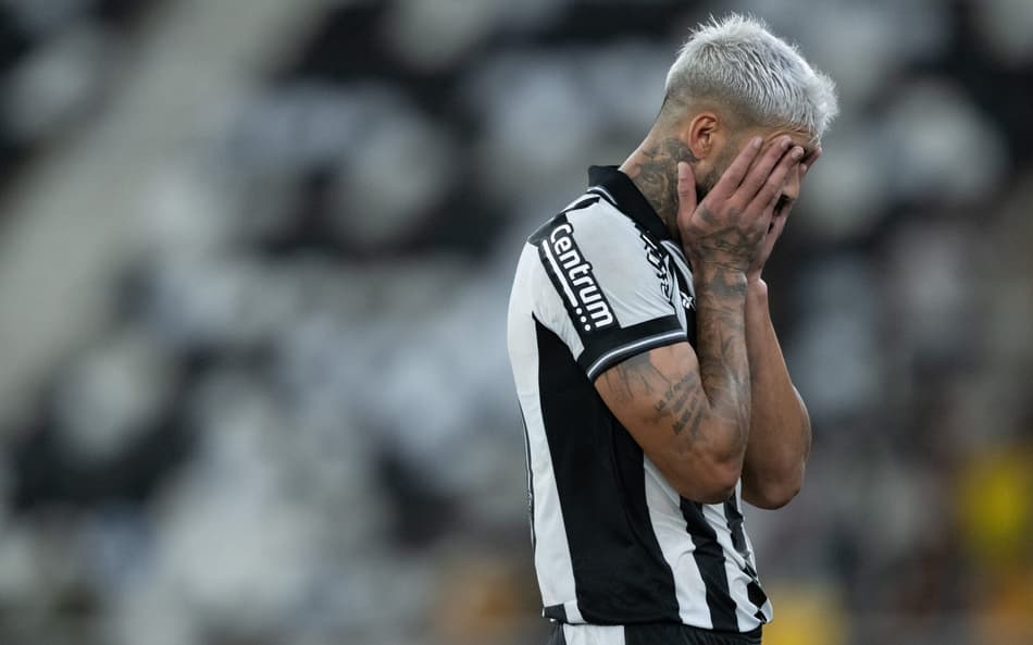 Alexander Barboza lamentando durante Botafogo x Mirassol (Foto: Jorge Rodrigues/AGIF)