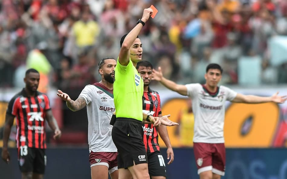 Matheus Candançan expulsa Igor Rabello em Vitória x Fluminense (Foto: Jhony Pinho/AGIF)