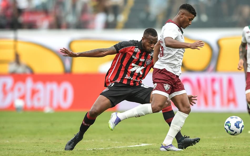 Dudu em ação contra o Fluminense (Foto: Jhony Pinho/AGIF)