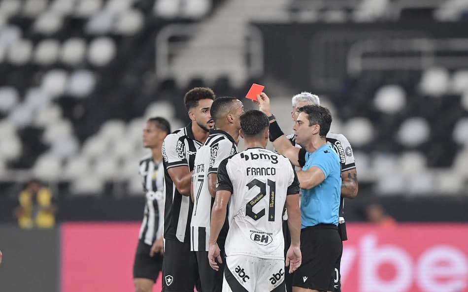 Chris Ramos, do Botafogo, foi expulso contra o Atlético-MG (Foto: Thiago Ribeiro/AGIF)