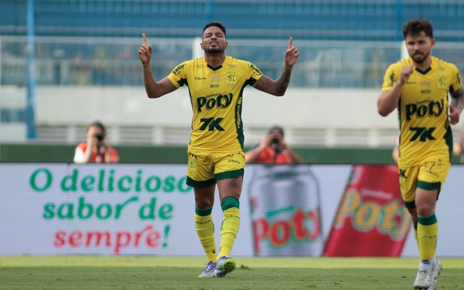 Reinaldo comemora gol do Mirassol (Foto: Vinicius Silva/AGIF)