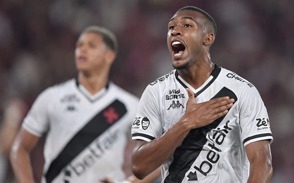 Rayan fez o gol do Vasco contra o Flamengo (Foto: Thiago Ribeiro/AGIF)