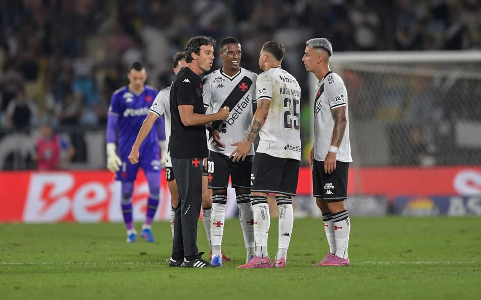 Robert Renan, do Vasco, entrou em protocolo de concussão (Foto: Thiago Ribeiro/AGIF)