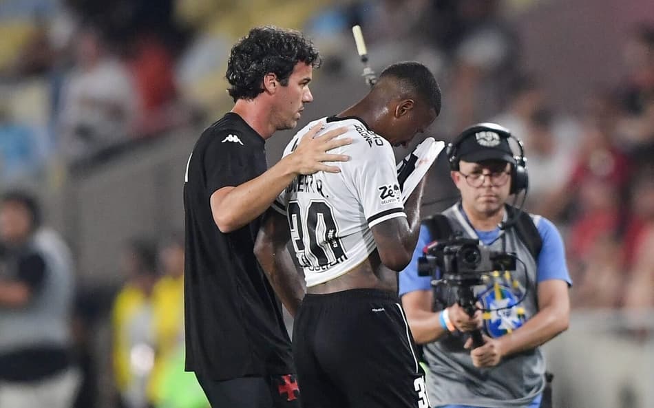 Robert Renan, do Vasco, entrou em protocolo de concussão (Foto: Thiago Ribeiro/AGIF)