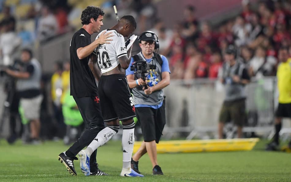 Robert Renan, do Vasco, entrou em protocolo de concussão (Foto: Thiago Ribeiro/AGIF)