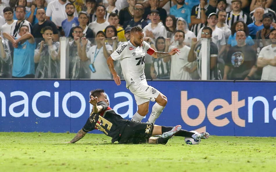 Guilherme foi titular do Santos no jogo contra o São Paulo. (Foto: Mauricio De Souza/AGIF)