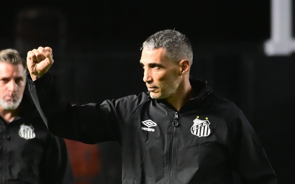 Vojvoda conquista a primeira vitória no comando do Santos. (Foto: Jota Erre/AGIF)