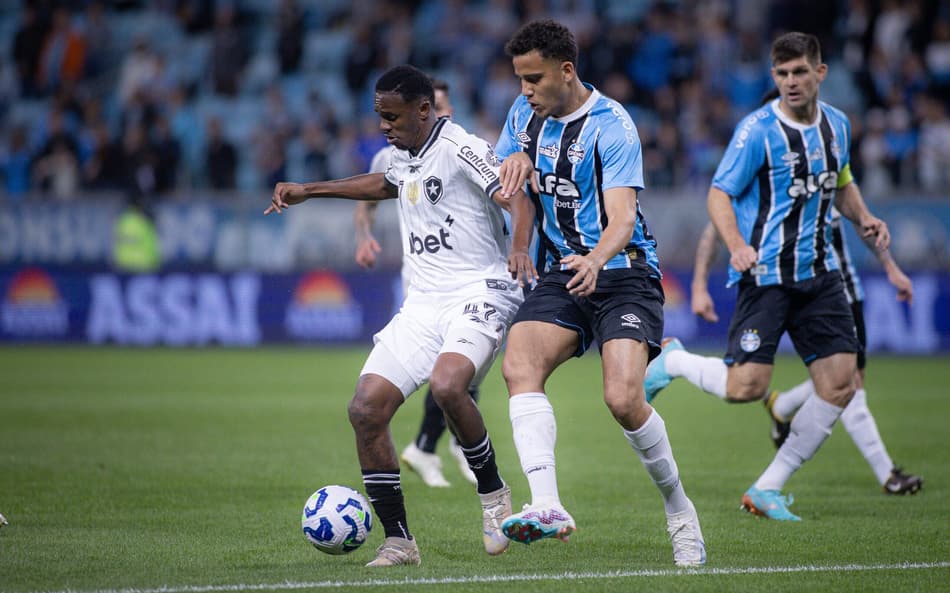 Gustavo Martins e Jeffinho em Grêmio x Botafogo (Foto: Maxi Franzoi/AGIF)