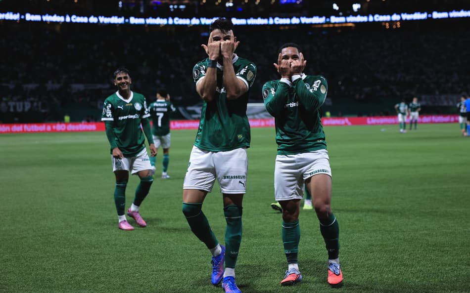 Flaco Lopez e Vitor Roque comemoram gol do Palmeiras sobre River Plate (Foto: Ettore Chiereguini/AGIF)