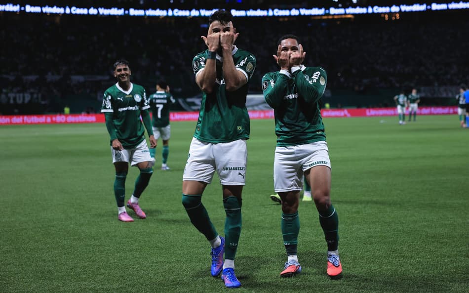 Flaco Lopez e Vitor Roque comemoram gol do Palmeiras sobre River Plate (Foto: Ettore Chiereguini/AGIF)