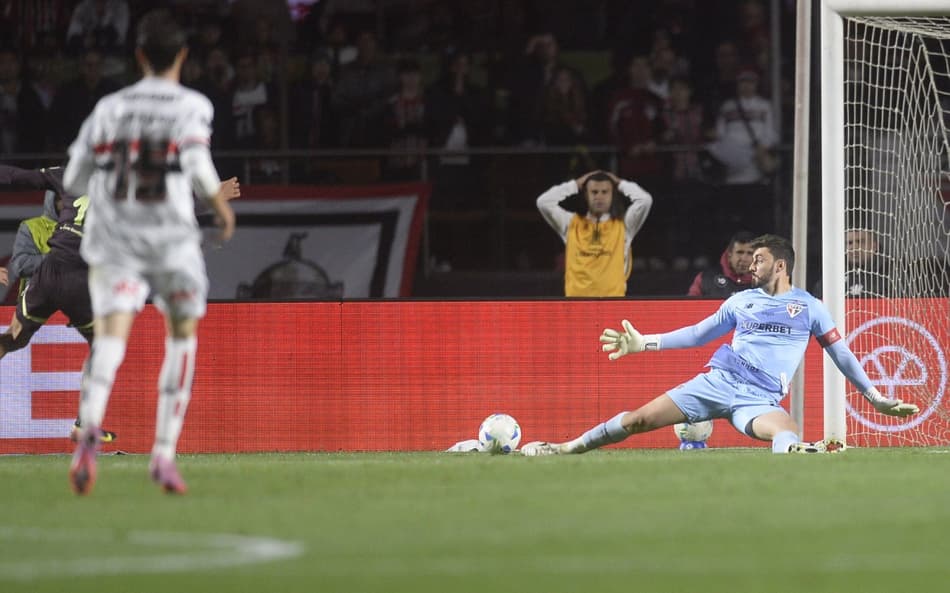 LDU vence o São Paulo por 1 a 0, no Morumbis. (Foto: Alan Morici/AGIF)