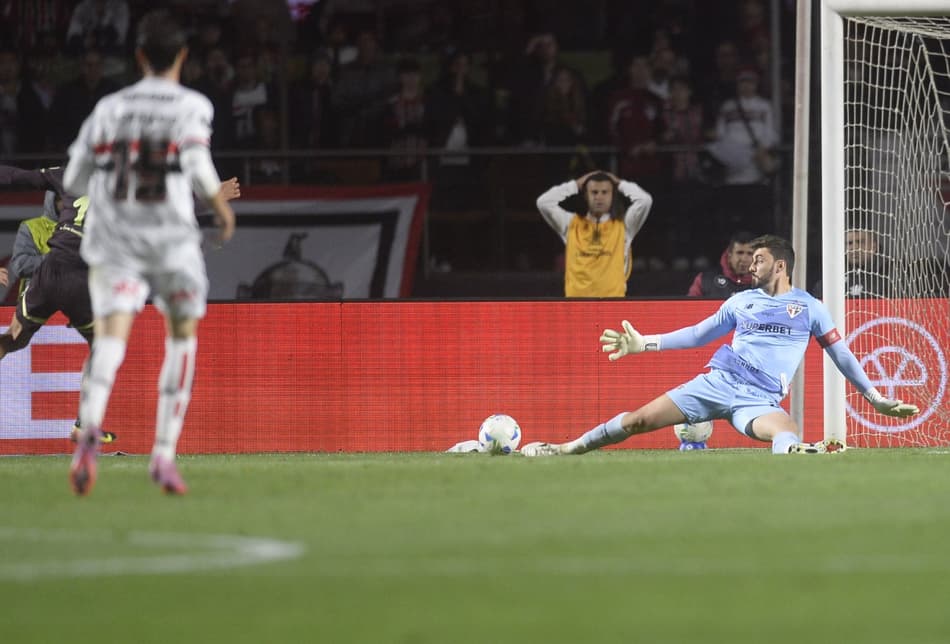 LDU vence o São Paulo por 1 a 0, no Morumbis. (Foto: Alan Morici/AGIF)