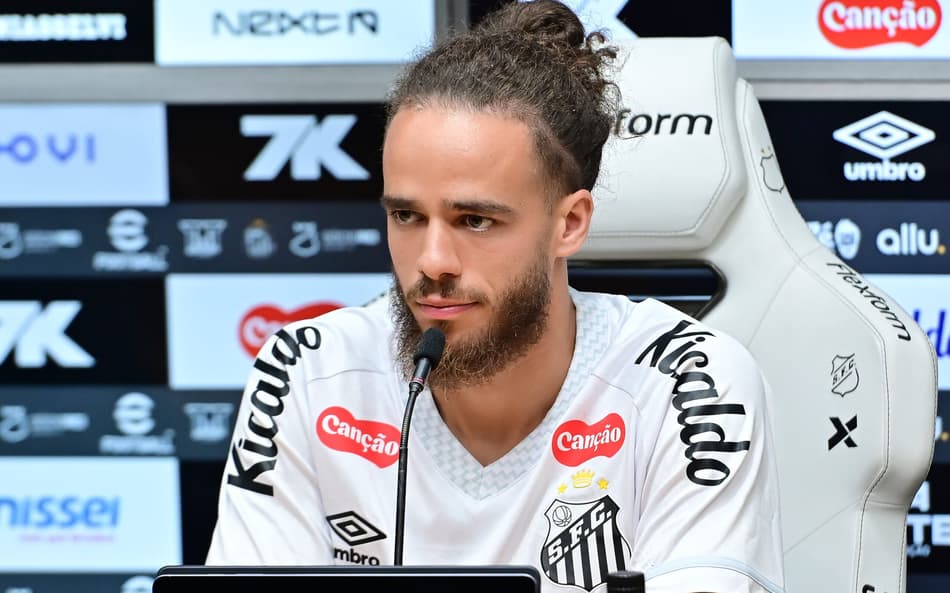 Brahimi é apresentado oficialmente no Santos e pode fazer a estreia pelo clube. (Foto: Jota Erre/AGIF)