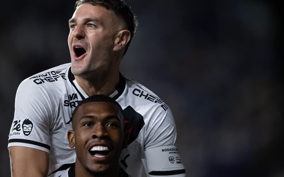 Vegetti e Rayan comemoram gol do Vasco contra o Cruzeiro (Foto: Jorge Rodrigues/AGIF)