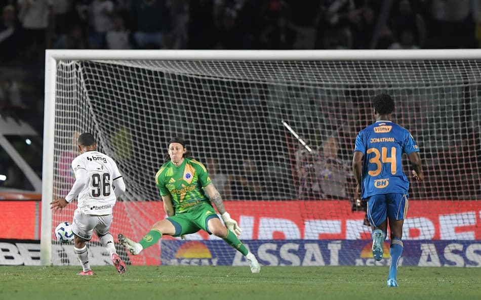 Lateral Paulo Henrique faz segundo gol do Vasco contra o Cruzeiro (Foto: Thiago Ribeiro/AGIF)