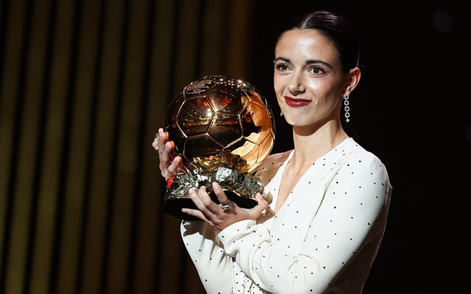 Aitana Bonmatí foi eleita a Bola de Ouro do futebol feminino
